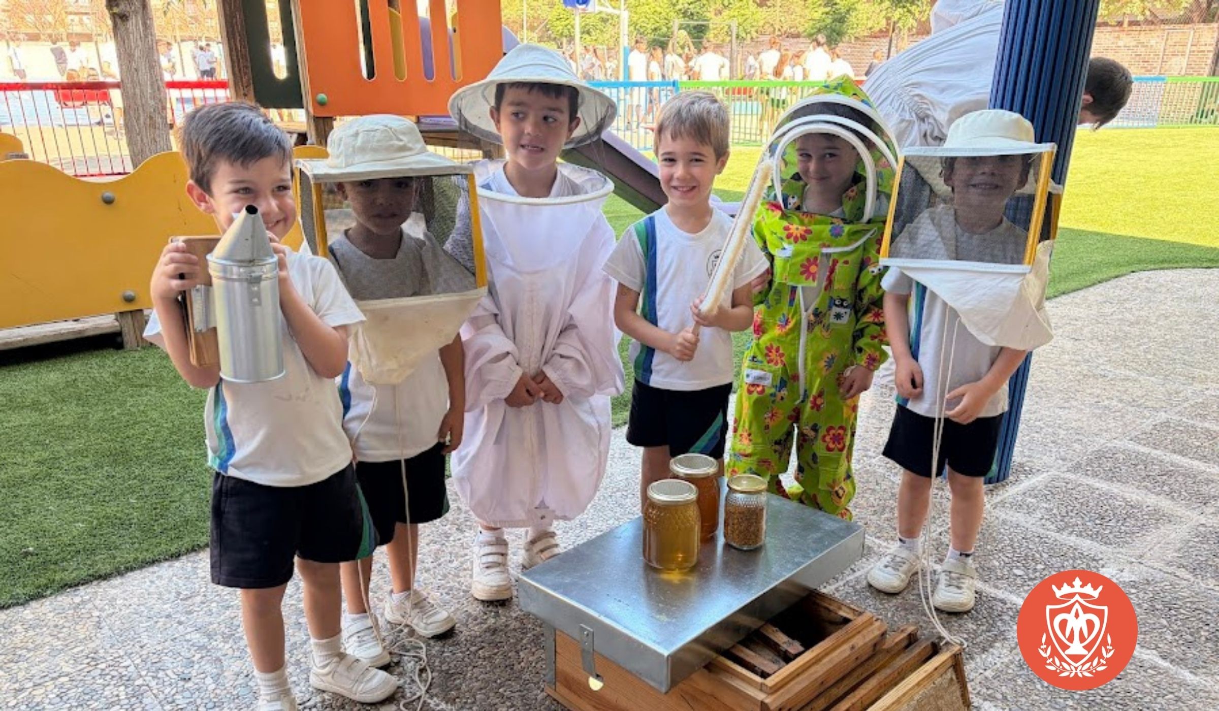 Alumnos de educación infantil en taller de apicultura escolar.