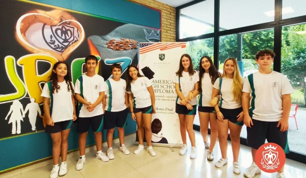 Grupo de ocho alumnos de 2º de ESO del colegio Pureza de María Cid iniciando el curso de Bachillerato Dual de Academica